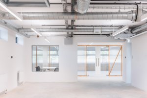 Rozvody zůstaly přiznané, architekti chtěli interiérům zachovat určitou surovost. (Ateliér v panelárně od A8000)