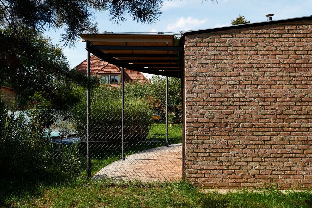Sousedům dům ukazuje cihlovou stěnu a nebere soukromí. (Sodomka Sodomková Architekti, dům Hruška)