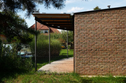 Sousedům dům ukazuje cihlovou stěnu a nebere soukromí. (Sodomka Sodomková Architekti, dům Hruška)