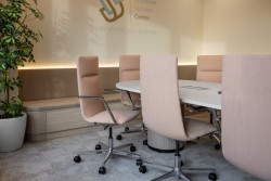 Vysoké zádové opěrky dávají sedícím pocit bezpečí.