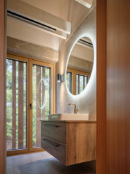 Pohled do koupelny (Chata Kohútka od SENAA architekti)