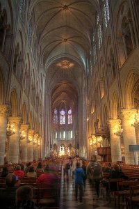 Interiér gotické katedrály Notre-Dame v Paříži.