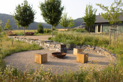 Její součástí je ale taky řada komponovaných částí - zde na fotografii posezení u ohniště. (Zahrada rodinného domu u vodní nádrže Kamýk, Atelier Flera)