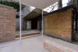 Pavilon Švýcarska. Jeho autoři Karin Sander a Filip Ursprung zbořili zeď mezi Švýcari a sousedním pavilonem Venezuely.