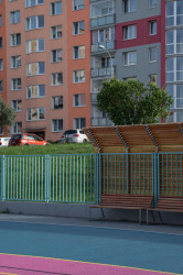 Sportovní hřiště od okolí odděluje už je nízký plůtek, areál se tak od okolí nezavírá sám do sebe. (Vnitroblok Manětínská v Plzni, Sporadical)