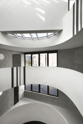 Aulík Fišer architekti realizovali polyfunkční dům v Libni, který reaguje na urbanisticky nejednotnou městskou zástavbu