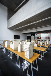 Na fakultě architektury ČVUT v Praze probíhá výstava ateliérových prací. Navštívit ji je možné do 7. února 2025.