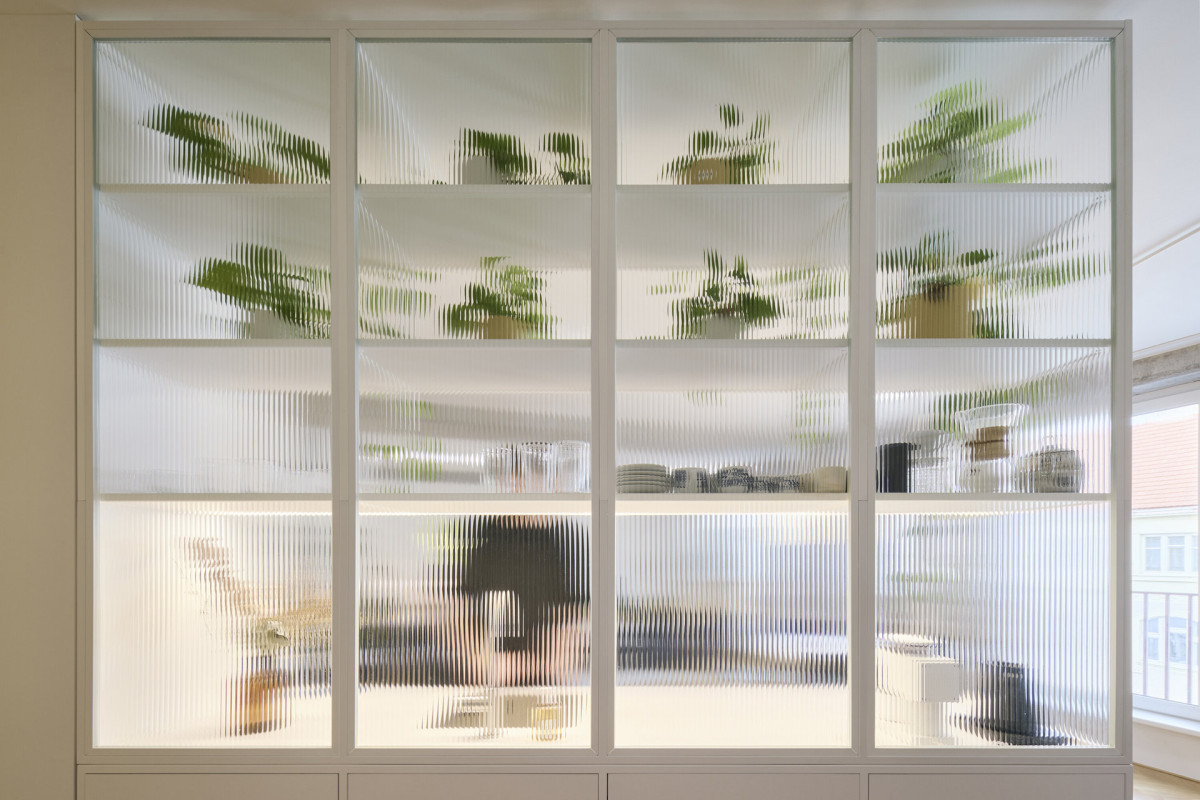 Transparentní stěna (Byt bez příček; RDTH architekti)