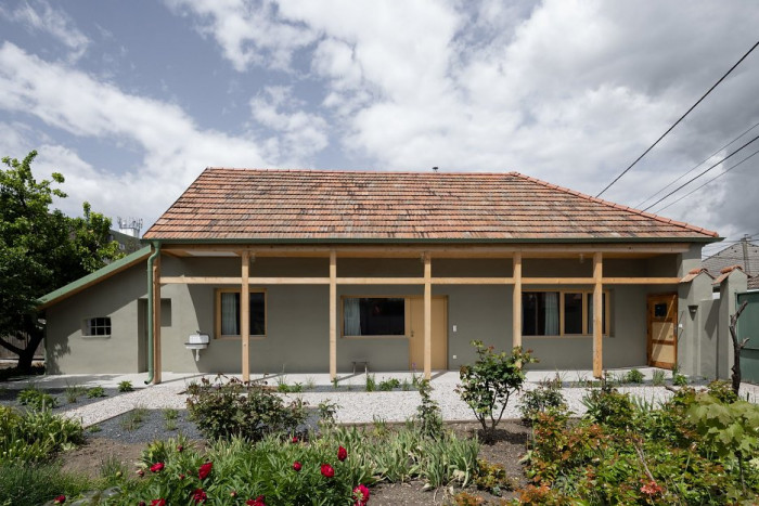 Nízkonákladová rekonstrukce dělnického domku v okresním městě Šaľa od ORA Architekti