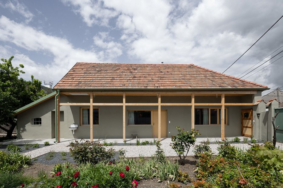 Nízkonákladová rekonstrukce dělnického domku v okresním městě Šaľa od ORA Architekti