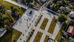 V současnosti jsou dokončeny první zásahy. Vzniklo například toto Kamencové náměstí s parkováním. (Koncepce úprav okolí Kamencového jezera, studio Refuel)