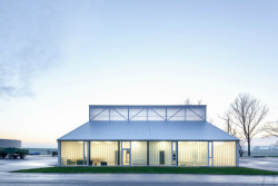 White Shed - zemědělské dílny Opatov, Atelier 111 architekti/ Veronika Indrová, Jiří Weinzettl