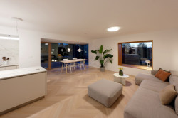 Mladá rodina chtěla v domě z devadesátých let bydlet současně. (Přestavba rodinného domu v Ostrovačicích, INK ARC)