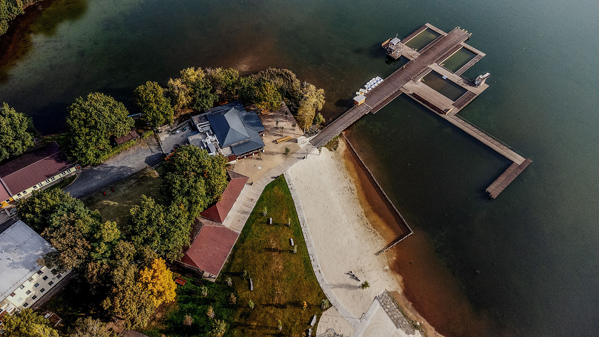Kamencové jezero je v mnoha ohledech unikátní. Složením vody i stometrovým molem.