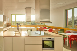 Nábytek je v neutrální bílé nebo dekoru dřeva. (ZŠ bratří Fričů v Ondřejově; ATELIER 6)