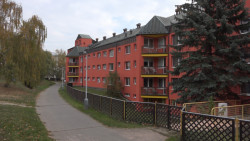 Domov pro seniory v Bohnicích charakterizuje rozvětvené struktura. V Hájích (1983-89) oproti tomu zvítězila kompaktnější hmota. Na velkých sídlištích totiž nebylo tolik volné plochy.