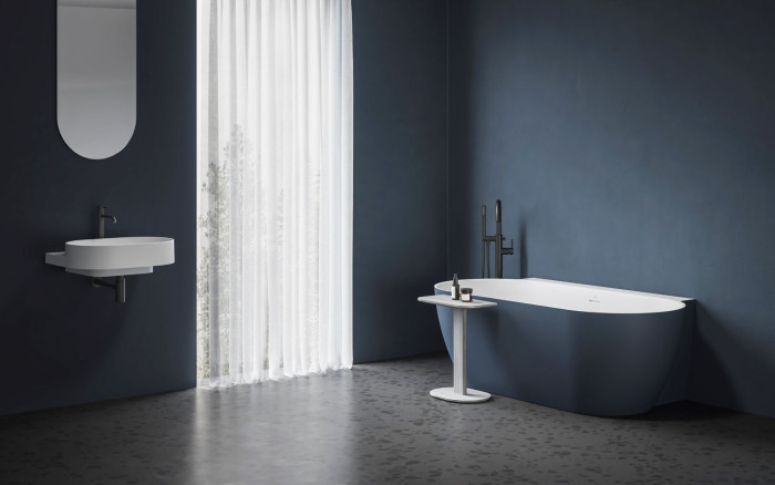 Všechny modely volně stojících van je možno objednat i s barevným vnějším pláštěm pěti odstínů barev, např. Deep Sea Blue.