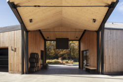 Rodinný dům na Pardubicku, Kvalitář: Jedná se vlastně o spojení tří vedle sebe stojících budov