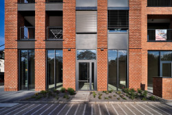 Dříve lihovar, dneska 240 bytů všech velikostí. A vyrostou další byty, kanceláře a restaurace.