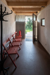 Dům na venkov, Michal Šiška: Dispozičně je obdélníkový dům uspořádán tak, že mají všechny pokoje lineárně řazeny za sebou přístup na zahradu.