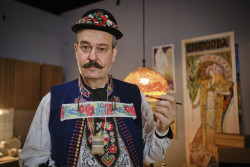 Filmem Identita provádí americký sběratel grafiky s českými kořeny Nicho Lowry.