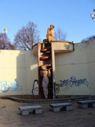 Vltavská, nefunkční kašna manželů Hudečkových – foto