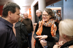 Karen Cook během diskuse s publikem