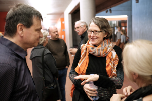 Karen Cook během diskuse s publikem