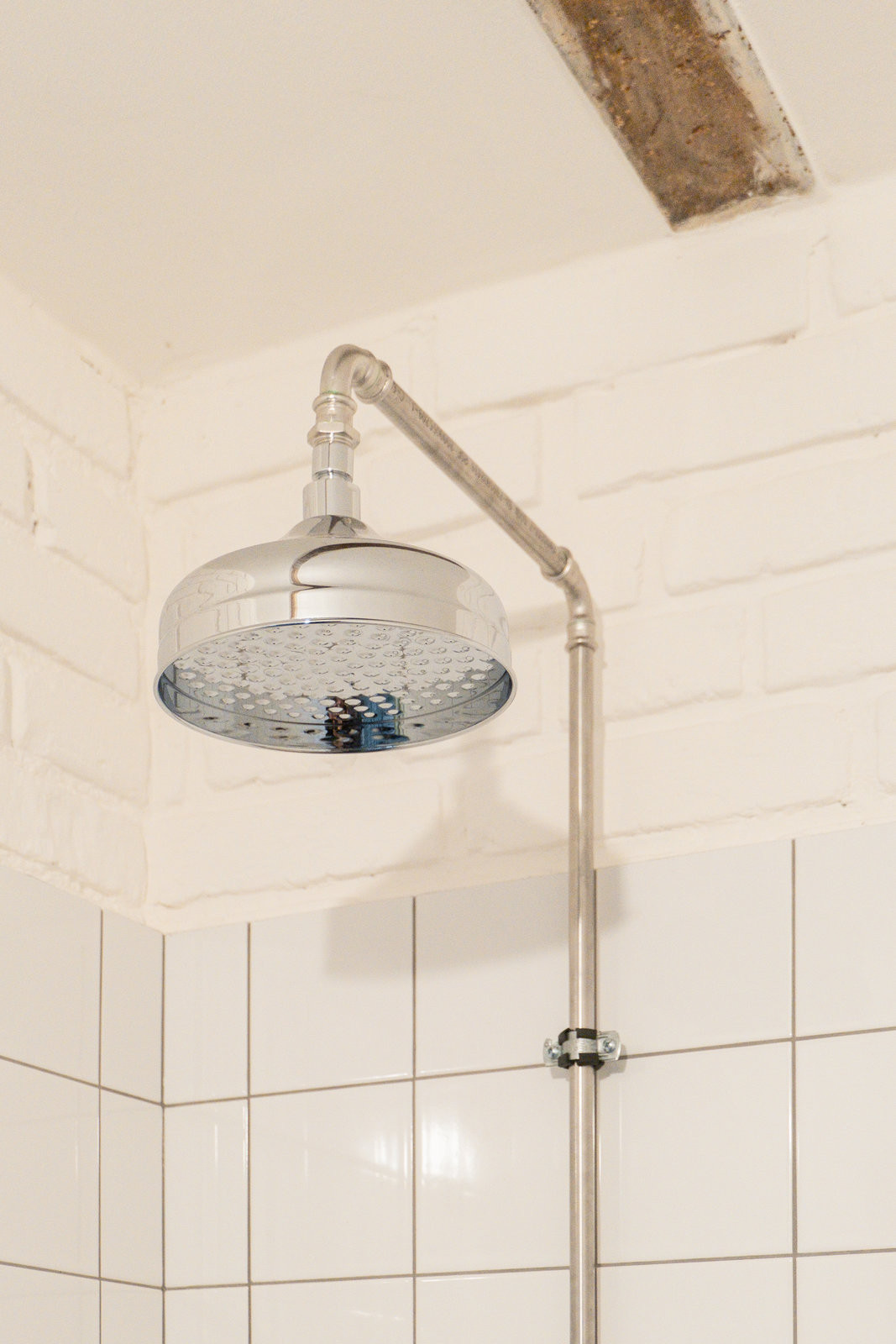 Dříve využívaný chlívek teď funguje jako technické zázemí sousedícího rodinného domu a zároveň malé wellness. (Terasa a zázemí ve stodole; tamti_architekti)