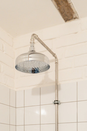 Dříve využívaný chlívek teď funguje jako technické zázemí sousedícího rodinného domu a zároveň malé wellness. (Terasa a zázemí ve stodole; tamti_architekti)