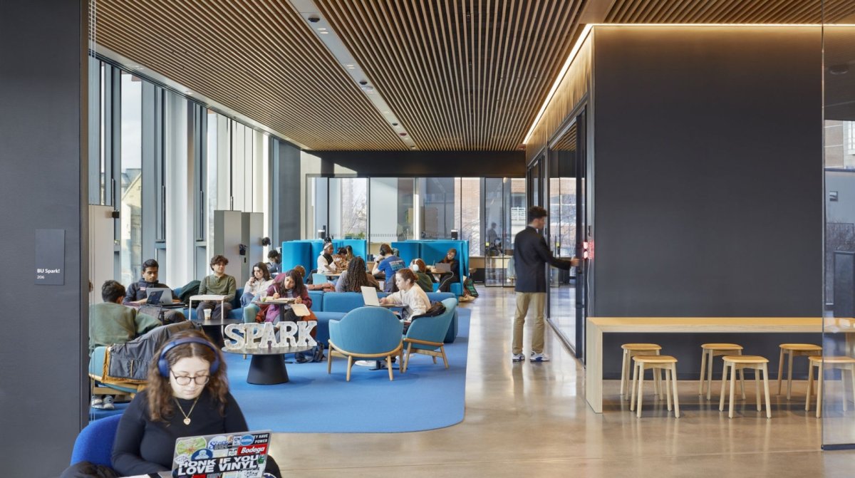 Interiér je navržen tak, aby se studenti mohli setkávat (Centrum výpočetní a datové vědy Bostonské univerzity, KPMB Architects)