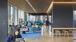 Interiér je navržen tak, aby se studenti mohli setkávat (Centrum výpočetní a datové vědy Bostonské univerzity, KPMB Architects)