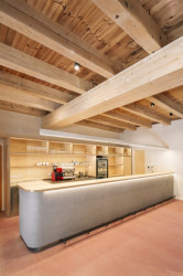 1:1 architekti zrekonstruovali bývalý špejchar historického statku v Benicích u Chrášťan. Sýpka nově slouží jako multifunkční sál