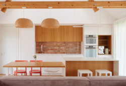 V hlavním obytném prostoru se nachází obyvací pokoj propojený s kuchyní a jídelnou. 