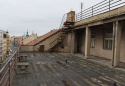 Bývalé sanatorium před rekonstrukcí - plochá střecha nad operačními sály, dnes je z ní terasa jednoho z apartmánů