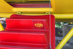 Detail schodiště do Futuro Housu využívaného jako restaurace ve Finsku.