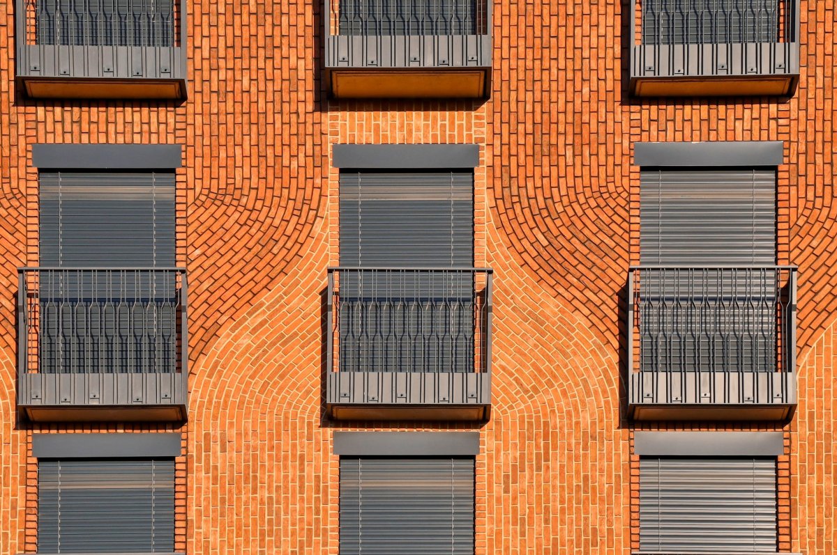Detail láhve z cihel vytvořené pomocí rozdílné barevnosti spár (Transformace Lihovaru Smíchov; Black n´ Arch)
