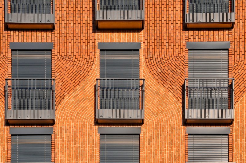 Detail láhve z cihel vytvořené pomocí rozdílné barevnosti spár (Transformace Lihovaru Smíchov; Black n´ Arch)