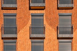 Detail láhve z cihel vytvořené pomocí rozdílné barevnosti spár (Transformace Lihovaru Smíchov; Black n´ Arch)