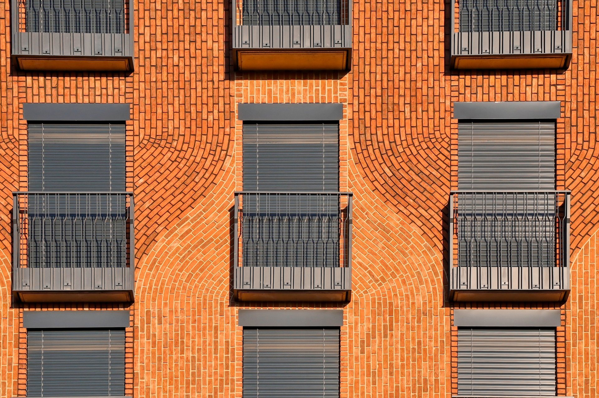 Detail láhve z cihel vytvořené pomocí rozdílné barevnosti spár (Transformace Lihovaru Smíchov; Black n´ Arch)
