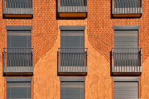 Detail láhve z cihel vytvořené pomocí rozdílné barevnosti spár (Transformace Lihovaru Smíchov; Black n´ Arch)