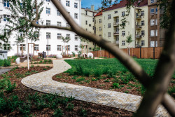 Jiné je tu teď skoro všechno. Proběhla například modelace terénu. (ateliér YYYY, park U Uranie)