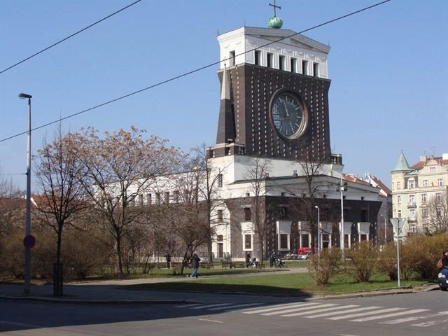 Zajímavé stavby dolní části Vinohradské (Josip Plečnik, Kostel Nejsvětějšího Srdce Páně) - foto