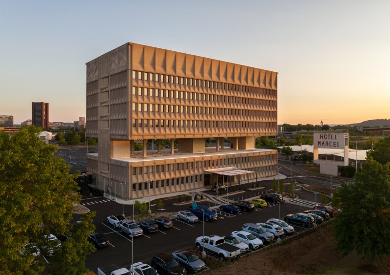 Administrativní brutalistickou budovu v americkém New Haven proměnili architekti ze studia Becker + Becker na luxusní hotel Marcel