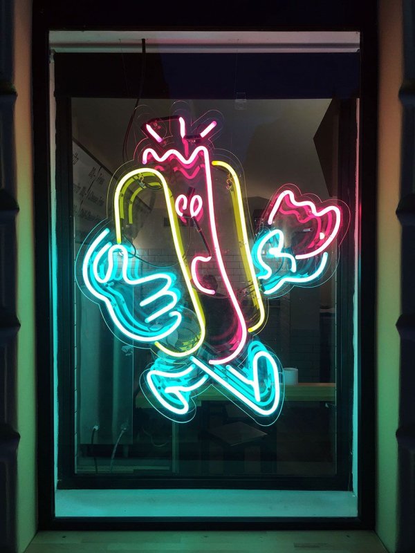 Neon s logem hotdogu podle návrhu Alexeye Klyuykova 