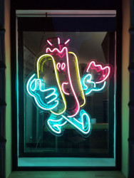 Neon s logem hotdogu podle návrhu Alexeye Klyuykova - foto