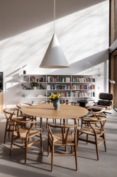 Obývací pokoj dále navazuje na dřevěnou terasu, která je vykonzolovaná nad strmý svah. (Dům Devín, plusminusarchitects)