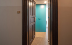 Garsonka "U Výstaviště" v Praze-Holešovicích, DesignPro: Pohled z vchodových dveří na šatní skříň