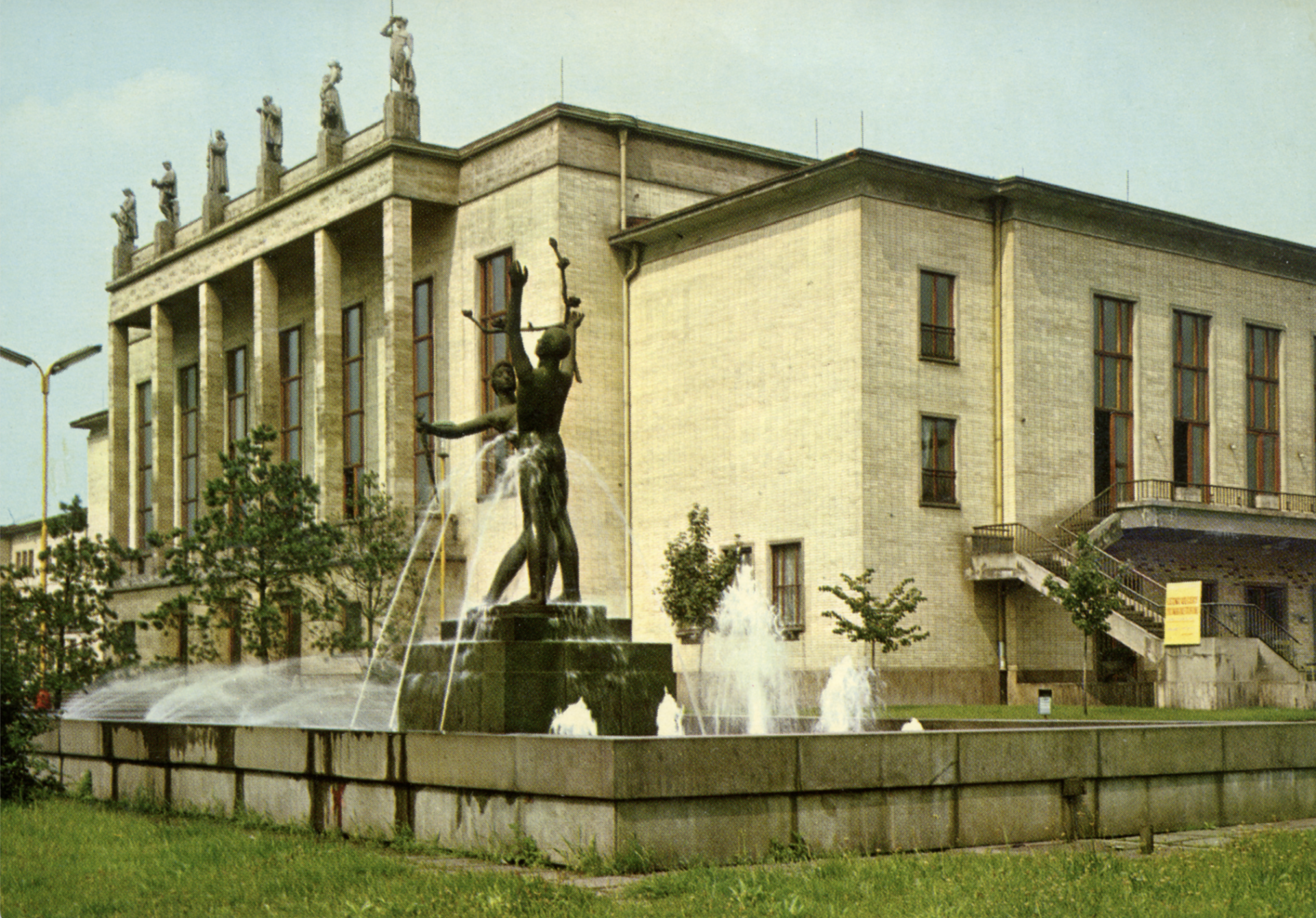 „Zvyšovat hmotnou i kulturní úroveň každého pracujícícho,“ hlásala komunistická vláda v 50. letech. A také dostat pod kontrolu kulturní život. Nastala výstavba kulturních paláců – například Domu kultury pracujících v Ostravě od Jaroslava Fragnera. 