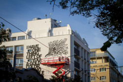 Nový murál v Holešovicích od Nitzan Mintz a Dede Bandaid